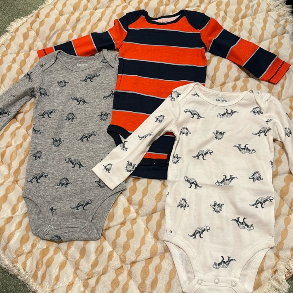 NWOT Set of 3 Carter’s onesies (9mo)